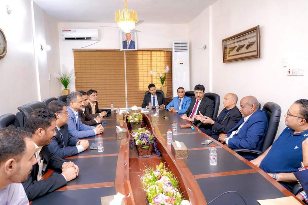 المحافظ لملس يناقش مع رئيس الاتحاد الدولي للسباحة انشاء مشروع رياضي بمواصفات عالمية بالعاصمة عدن