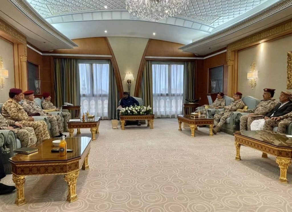 الرئيس الزُبيدي يستقبل قيادة وزارة الدفاع