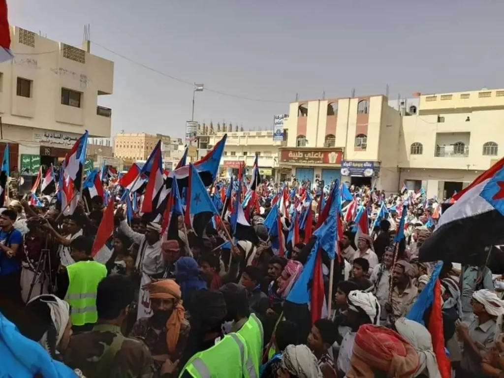 حشود كبيرة من أبناء شبوة تبدأ بالتوافد إلى عتق لإحياء الذكرى الـ 28 لإعلان فك الارتباط