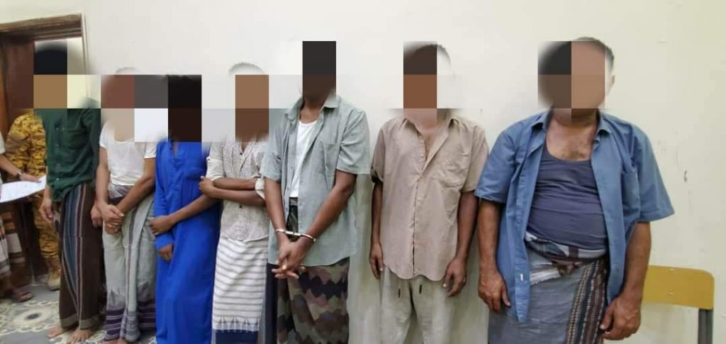 المهرة .. الأجهزة الأمنية تداهم أوكار لمروجي وتجار المخدرات وتضبط عدد منهم وبحوزتهم كميات من مادة الحشيش