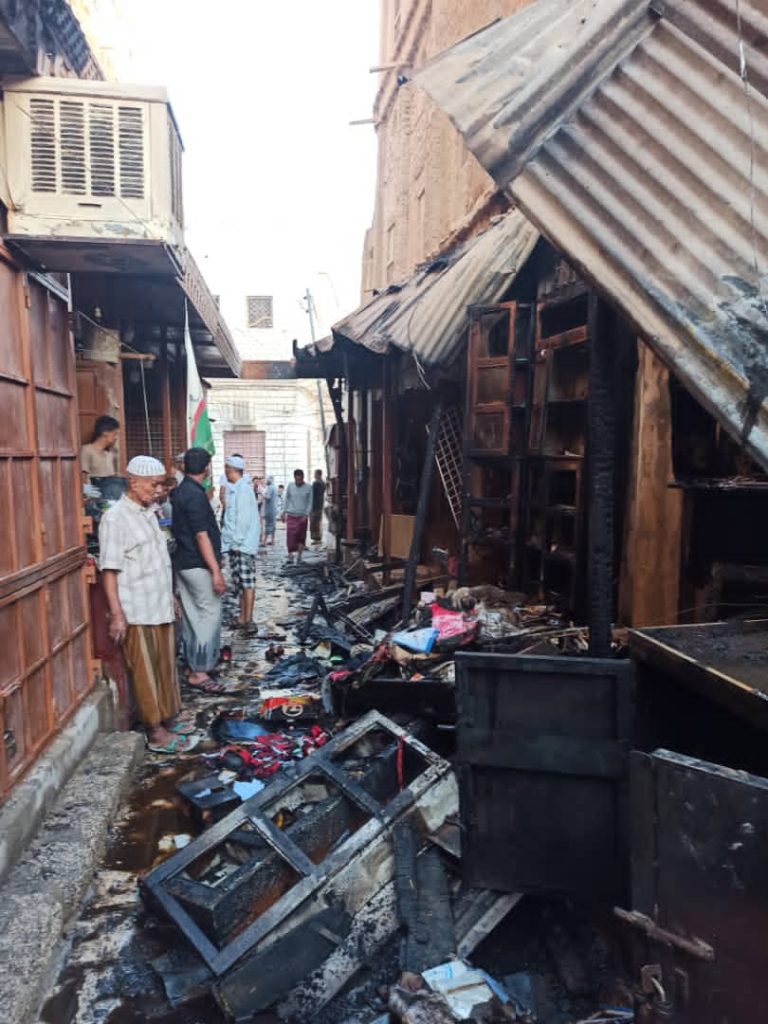حريق يلتهم عدد من المحلات التجارية بسوق الحنظل التاريخي في تريم