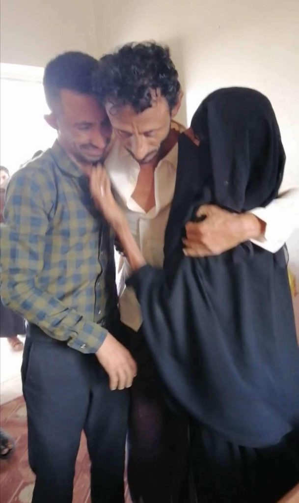 شرطة المهرة تتمكن من العثور على شخص مفقود منذ العام 2001م وتعيده إلى أسرته