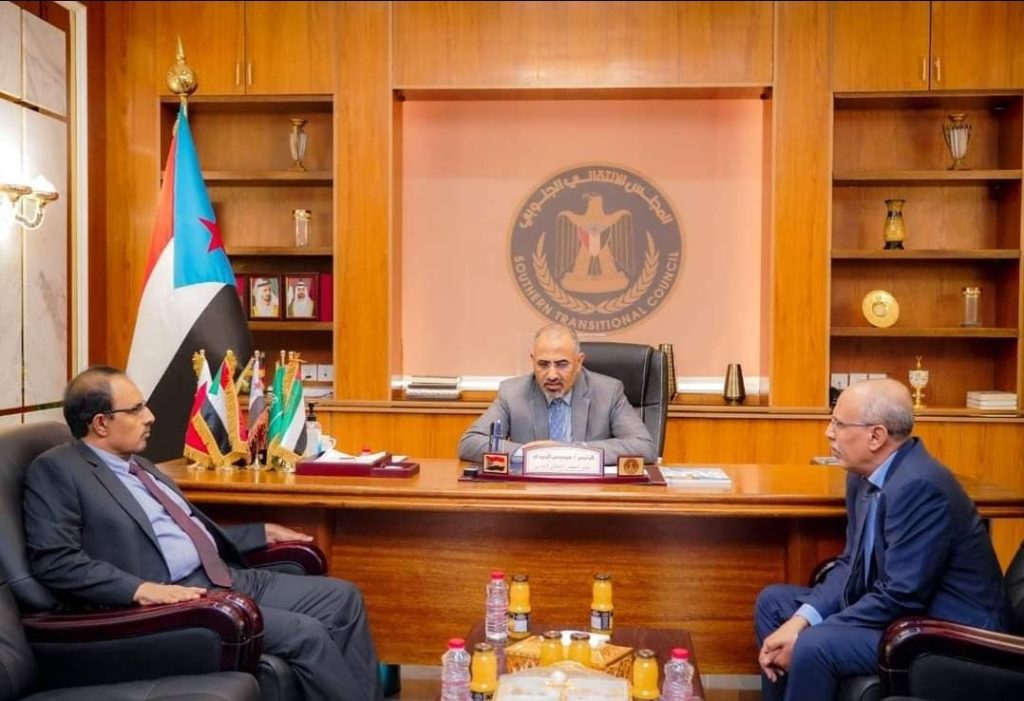 التقى المحافظ بن ماضي.. الرئيس الزبيدي يشدد على ضرورة أن تشهد حضرموت نقلة في كافة المجالات