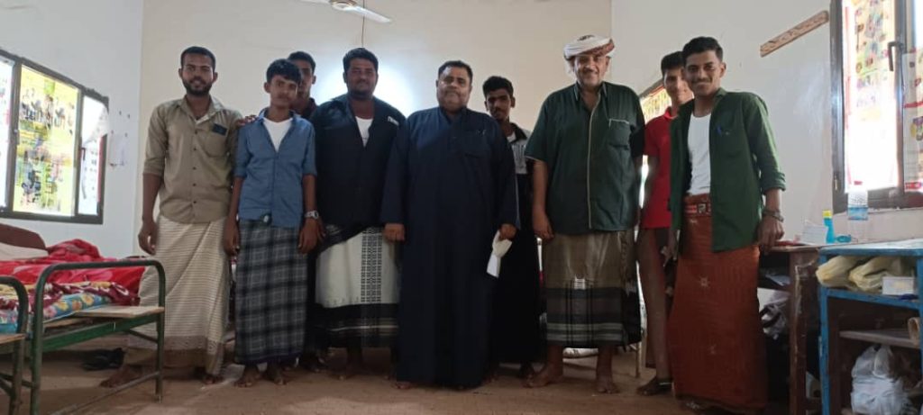 رئيس انتقالي حصوين يزور طلاب المعهد الصحي من ابناء المديرية ويتكفل بدعمهم للتغذية