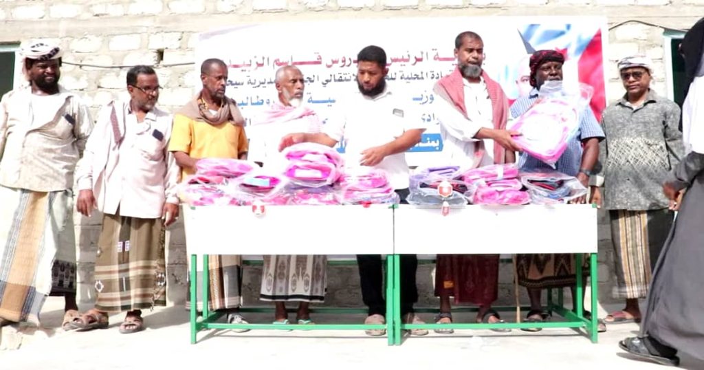 انتقالي سيحوت يدشن توزيع الحقيبة المدرسية مستهدفاً طلاب مدرسة قرية حبقيت