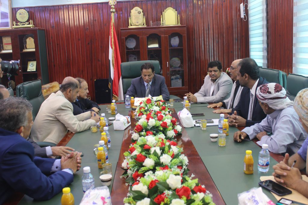 محافظ المهرة يلتقي فريق الحوار الوطني الجنوبي ، ويرحب بأي تقارب يسهم في توحيد الكلمة