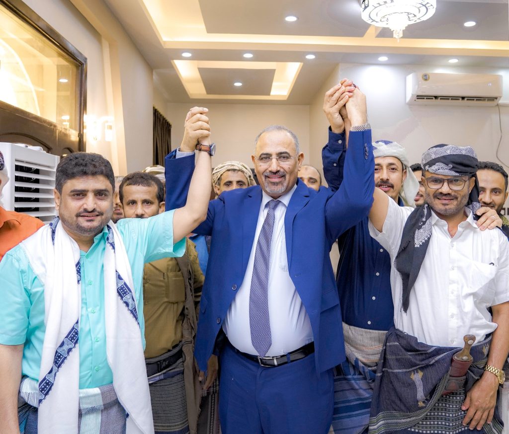 الرئيس الزُبيدي يلتقي العميد أبو مشعل الكازمي وعددا من القيادات الأمنية بمحافظة أبين