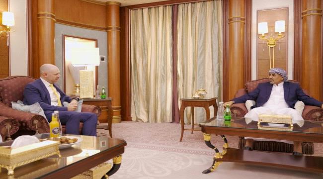 الرئيس الزُبيدي يناقش مع السفير البريطاني المساعي الدولية لتمديد الهدنة الأممية