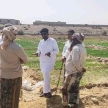 مدير عام مكتب الزراعة بالمهرة يتفقد المزارعين بمديرية الغيضة