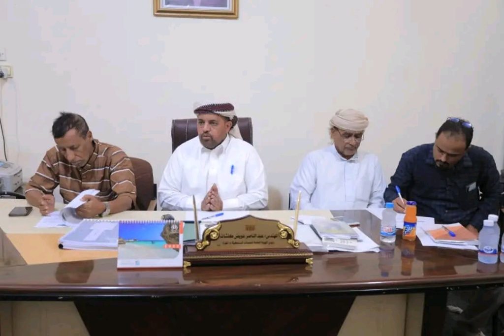 رئيس هيئة المصائد السمكية بالمهرة يترأس اجتماعاً لمناقشة تنفيذ مخرجات اللجنة الأمنية بشأن الصيد الجائر