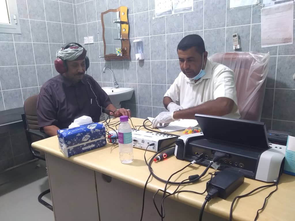 القائم بأعمال مدير عام سيحوت يدشن برنامج المعاينة والفحص السمعي الذي تقيمه جمعية المهرة لرعاية وتأهيل الصم والبكم بالمديرية