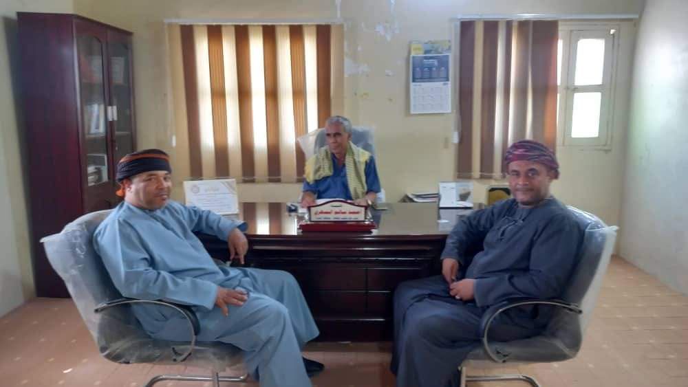 مدير عام مكتب الثقافة بالمهرة يلتقي نائب رئيس الاتحاد الدولي للشعراء والأدباء العرب بظفار العمانية