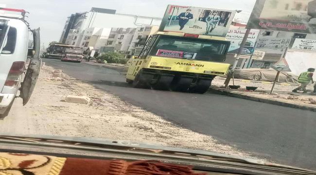بدء اعمال سفلتة الشارع الرئيسي في المنصورة بالعاصمة عدن
