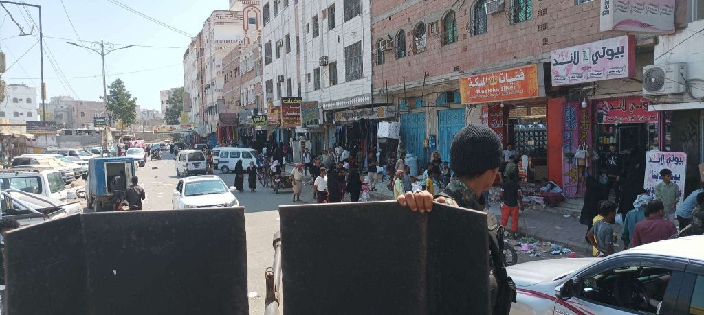 عدن ..قوات الحزام الأمني تنفذ حملة لاعادة ترتيب أسواق الشيخ عثمان