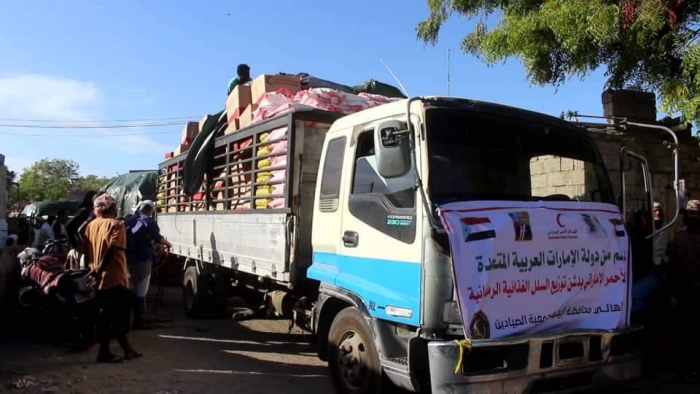 أبين ..  الهلال الأحمر الإماراتي يواصل توزيع السلال الغذائية بالمحافظة