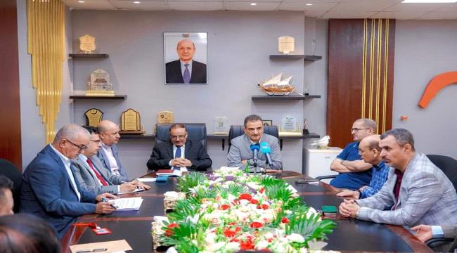 المحافظ لملس يدعو الخطوط الملاحية إلى تسيير رحلات مباشرة لميناء عدن