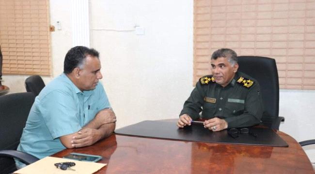 مدير أمن ساحل حضرموت يناقش الوضع الأمني في مديرية ارياف المكلا