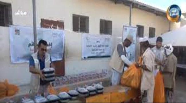 ابين .. مؤسسة زايد للاعمال الانسانية تواصل توزيع وجبة إفطار صائم بالمحافظة