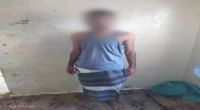 عدن .. الأمن  يلقي القبض على متهم بجريمة قتل في منطقة صلاح الدين