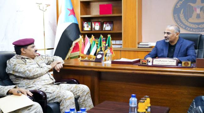 الرئيس عيدروس الزُبيدي يناقش مع وزير الدفاع مستجدات جبهات المواجهة مع مليشيا الحوثي