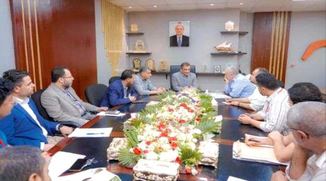 عدن .. لملس يطلع على مستوى الخدمات بالمرافق الصحية