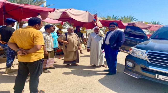 حضرموت .. مدير عام المكلا يطلع على اشكالات المجاري بالجهة البحرية لحي ابن سيناء وضعف المياه بفوة القديمة