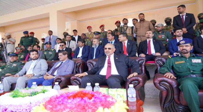 الرئيس عيدروس الزُبيدي ونائبه البحسني يزوران كلية الشرطة بالمكلا