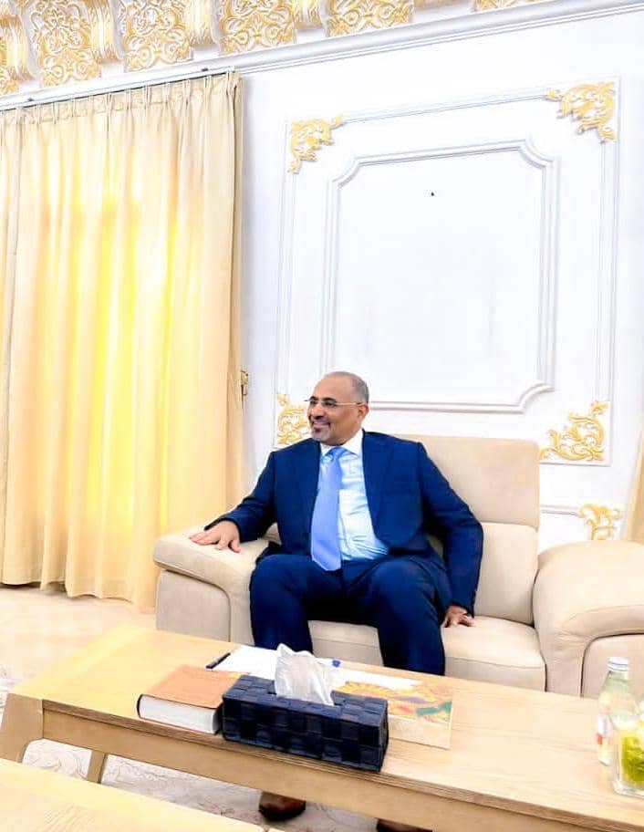 بعد زيارة خارجية لعدد من الدول الرئيس الزبيدي يعود الى عدن