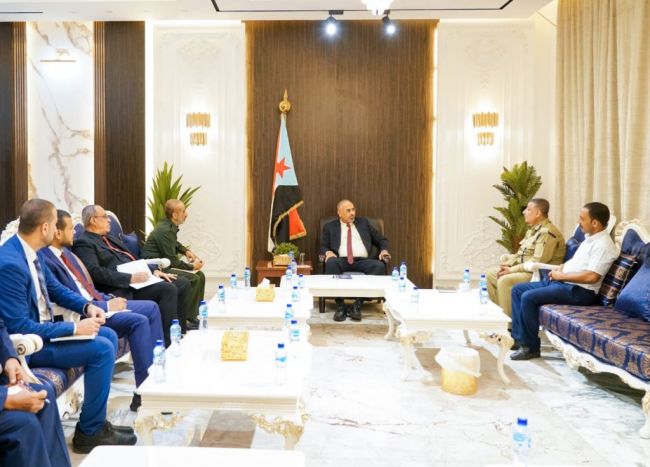 الرئيس الزُبيدي يطّلع على الصعوبات التي تواجه مصلحة الأحوال المدنية والسجل المدني