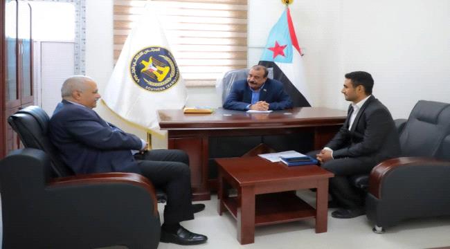 اللواء بن بريك يلتقي مدير عام مكتب الصحة والسكان في العاصمة عدن