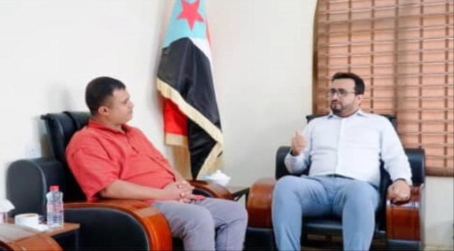 العولقي يلتقي الصحفي عبدالرحمن انيس ويشيد بتغطياته الصحفية الموضوعية