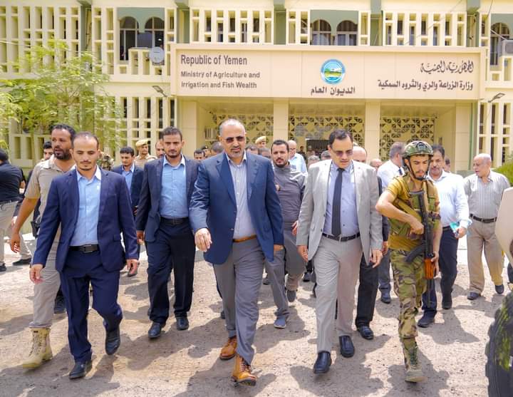 الرئيس القائد عيدروس الزُبيدي يتفقد سير العمل بوزارة الزراعة والري والثروة السمكية