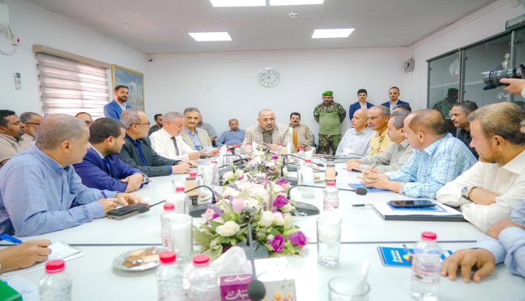 الرئيس الزُبيدي يزور مصافي عدن ويوجه بسرعة إعادة تشغيلها