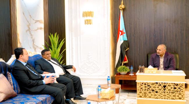 الرئيس عيدروس الزُبيدي يطّلع على سير العمل بفرع البنك المركزي بمحافظة المهرة