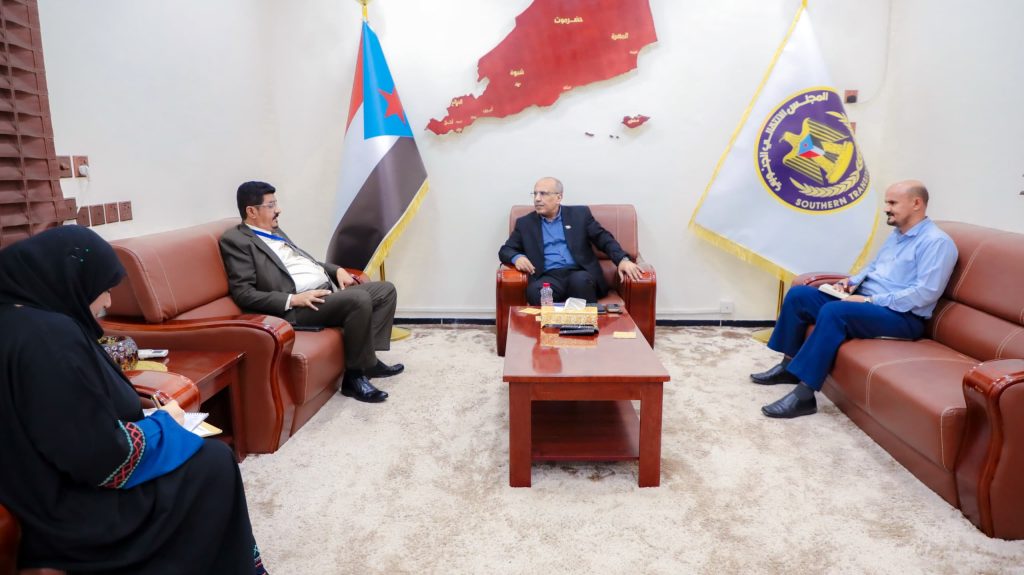 الكثيري يطلع على سير عمل مطار عدن الدولي ويبدي استعداد الانتقالي للدعم