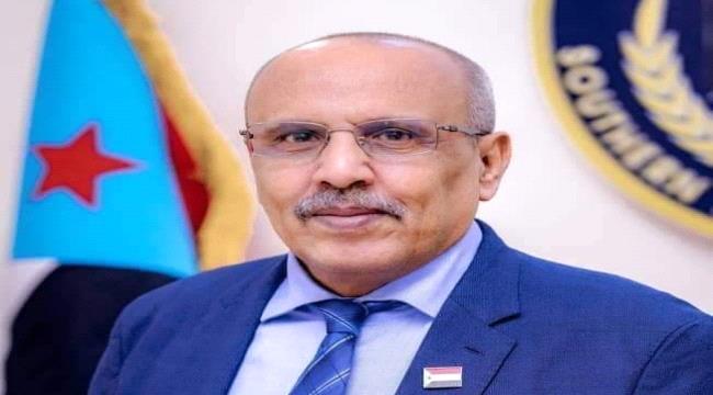 الكثيري يُعزَّي في وفاة السفير الدكتور عادل البكيلي