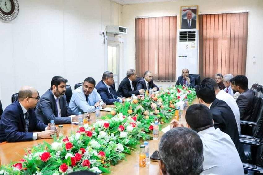 وزير المالية يترأس اجتماعاً موسعاً ضم مدراء البنوك لمناقشة سير عملية صرف المرتبات