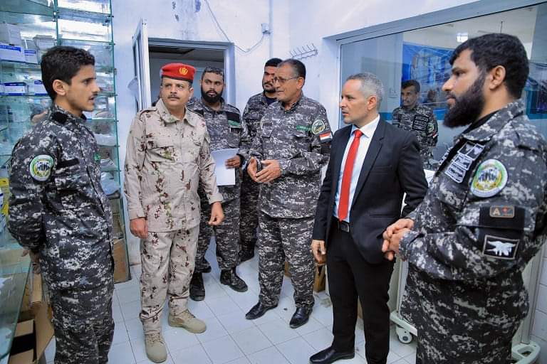 اليافعي والنقيب يزوران قيادة قوات المنشآت ويناقشان تنظيم الإعلام العسكري والأمني