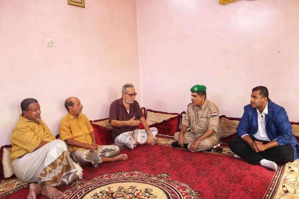 رئيس تنفيذية انتقالي حضرموت يزور أسرة الشهيد البطل عمر بازنبور في الذكرى العاشرة لاستشهاده