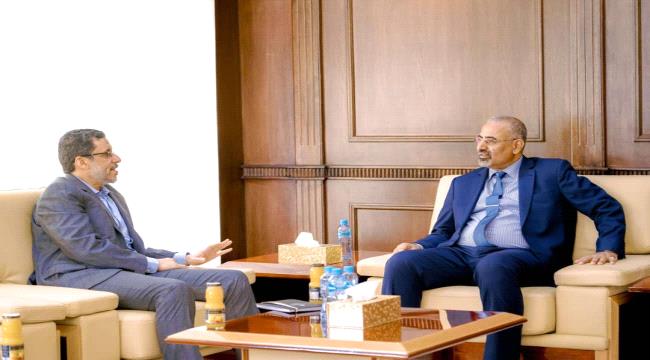 الرئيس عيدروس الزُبيدي يطّلع من رئيس الوزراء على الإجراءات المتخذة للنهوض بالوضع المعيشي للمواطنين