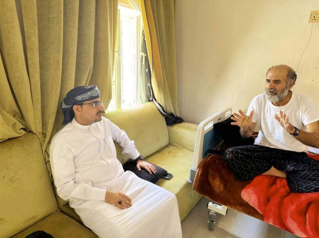 رئيس انتقالي المهرة يزور المناضل عبدالله بن ايدان عقب عودته من رحلة علاجية