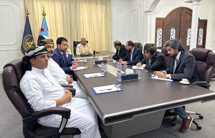 الرئيس الزُبيدي: سنقف إلى جانب رئيس الحكومة لإحداث تغييرات حقيقية وسنقيّم أدائه باستمرار