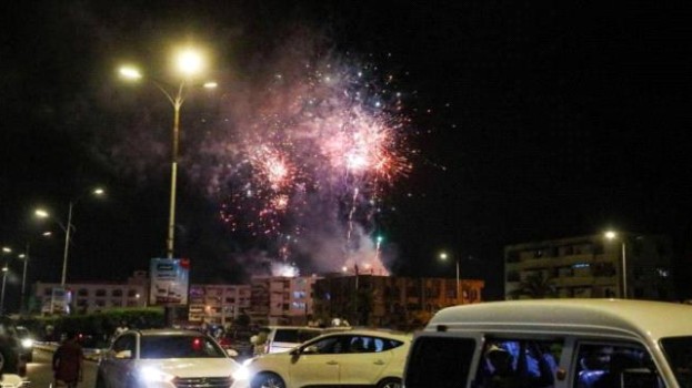 ألعاب نارية تزين سماء العاصمة عدن احتفالا بذكرى التحرير