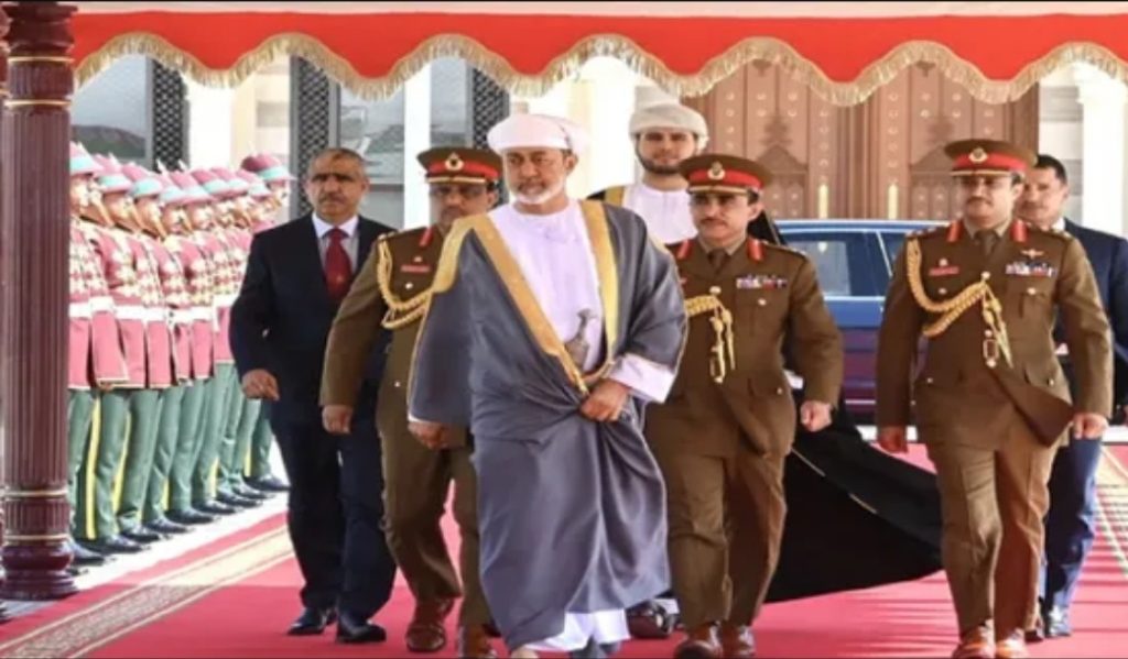 سلطان عمان يصل الإمارات ومحمد بن زايد في مقدمة مستقبليه