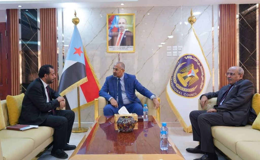 الرئيس الزُبيدي يطّلع على سير العمل في وزارة التربية والتعليم