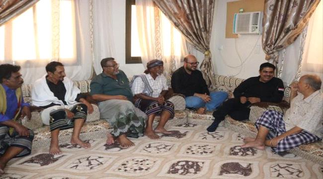 رئيس تنفيذية انتقالي حضرموت يطمئن على صحة عدد من الشخصيات العسكرية والنضالية والاجتماعية بمدينة المكلا