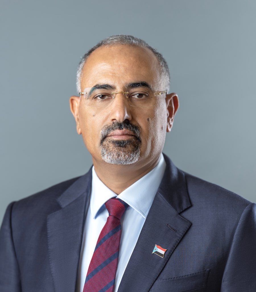 الرئيس عيدروس الزُبيدي يُعزّي بوفاة مستشار السفارة اليمنية لدى الكويت