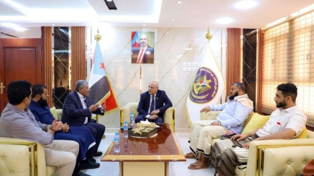 الكثيري يناقش مع عدد من أعضاء جمعية الصرّافين في العاصمة عدن سُبل وقف انهيار العملة