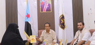 رئيس تنفيذية انتقالي المهرة يشيد بالباحثة صفية كدة ودور مركز اللغة المهرية في صون التراث