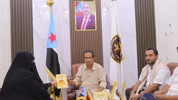 رئيس تنفيذية انتقالي المهرة يشيد بالباحثة صفية كدة ودور مركز اللغة المهرية في صون التراث